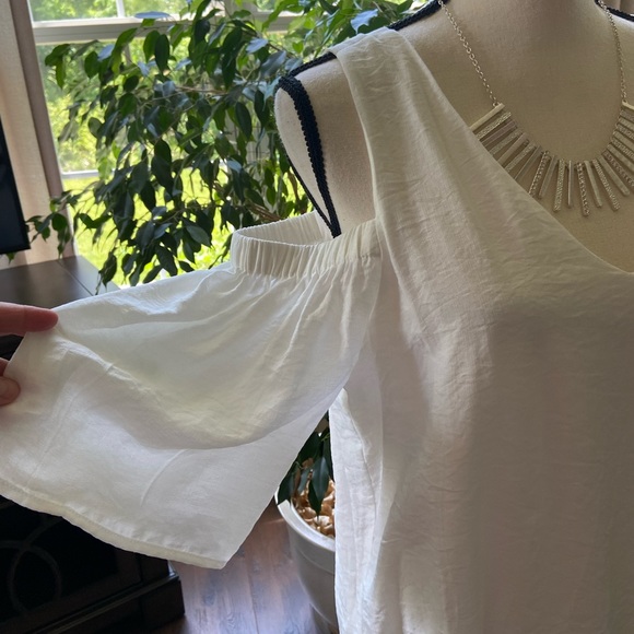 Cream Cold Shoulder Tie Back V Neck Blouse Size Medium - Picture 2 of 5